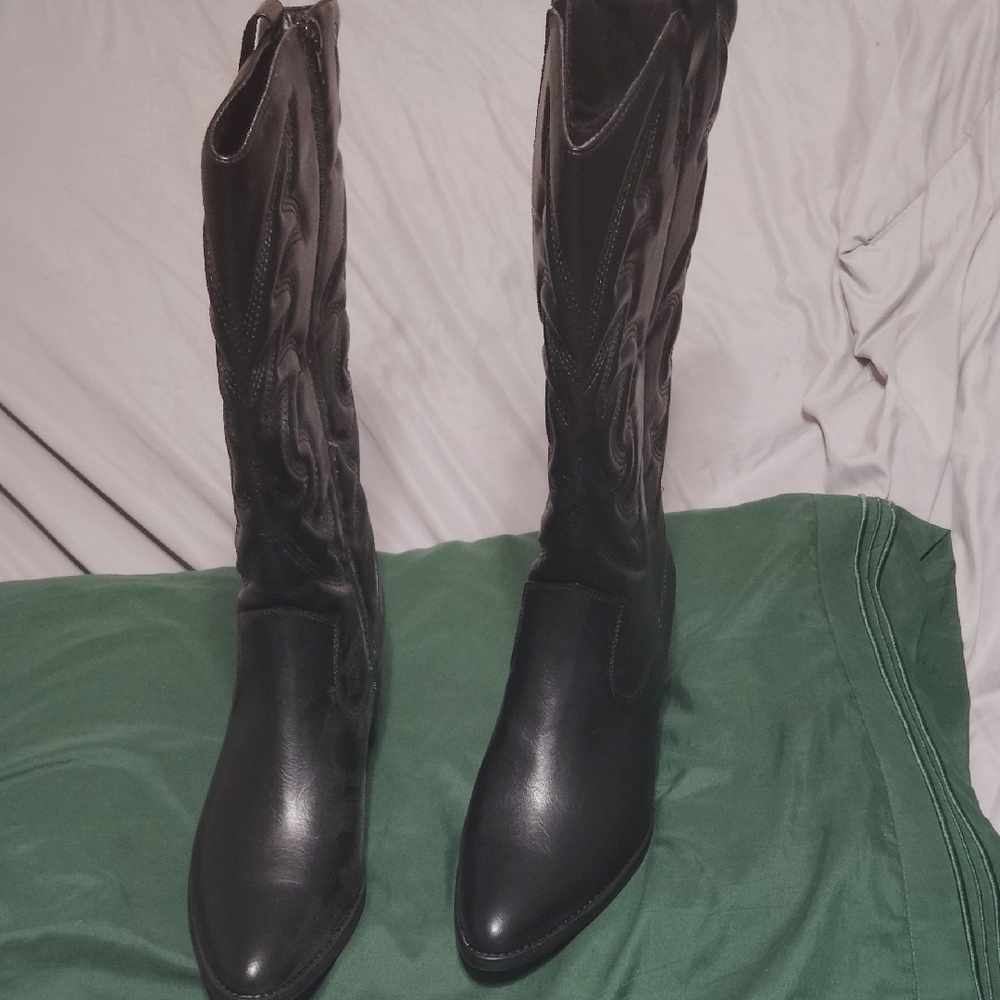 New, elegant Black Women's Boots